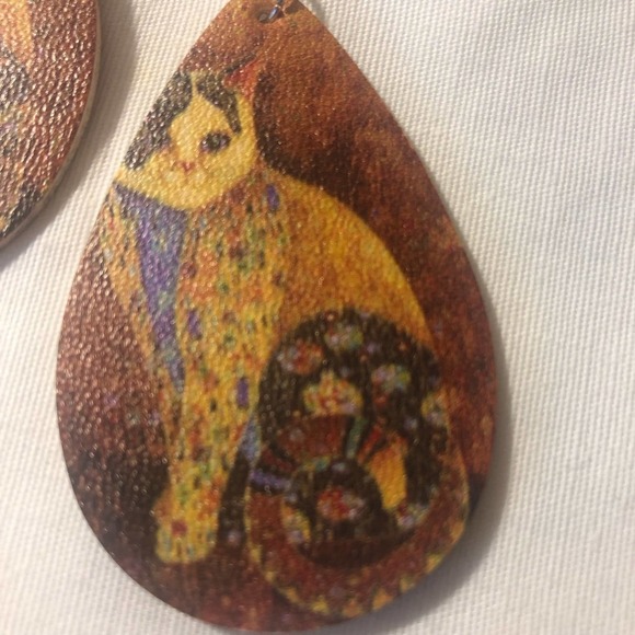 Golden Cat Teardrop Dangle Leatherette Earrings - Picture 4 of 6